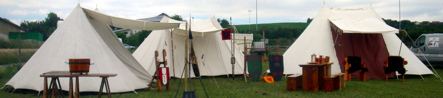 Das Lager der Freien Bogenschützen zu Lutra auf einem privaten Lager 2011 in Essenheim im Landkreis Mainz-Bingen in Rheinland-Pfalz
