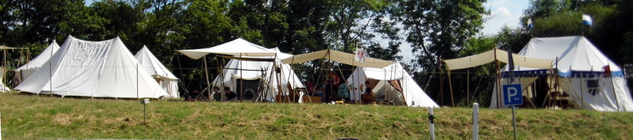 Das Lager der Freien Bogenschützen zu Lutra auf dem Mittelaltermarkt 2014 in der Burg Lichtenberg bei Thallichtenberg im Landkreis Kusel in Rheinland-Pfalz
