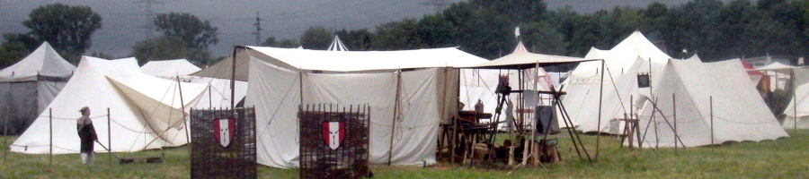 Das Lager der Freien Bogenschützen zu Lutra auf dem Mittelaltermarkt 2016 in Phillipsburg im Norden des Landkreises Karlsruhe in Baden-Württemberg
