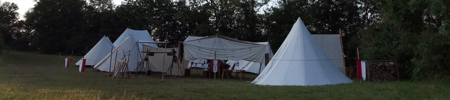 Das Lager der Freien Bogenschützen zu Lutra auf dem Mittelaltermarkt 2019 in der Burg Lichtenberg bei Thallichtenberg im Landkreis Kusel in Rheinland-Pfalz
